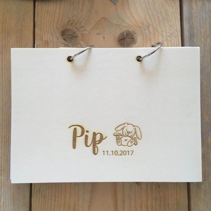 Persoonlijk houten kraamboek voor Pip