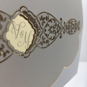 Luikvouw trouwkaart met goudfolie en gegraveerde elementen