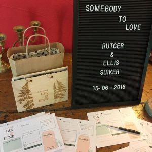 houten gastenboek met invulkaarten