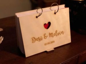 houten gastenboek met invulkaarten
